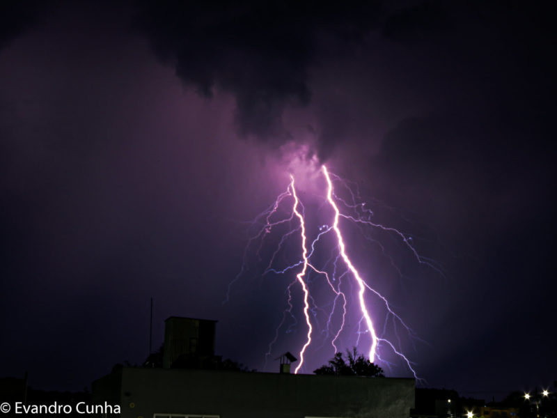 Previs&atilde;o alerta para descargas el&eacute;tricas em meios aos temporais – Foto: Evandro da Cunha/Divulga&ccedil;&atilde;o/ND