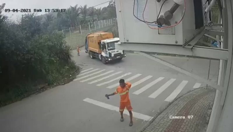 Empresa deve investigar caso do gari que chutou cadela em Brusque – Foto: Reprodu&ccedil;&atilde;o/ND