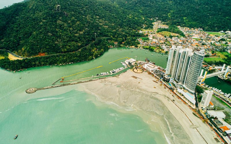 Após banhistas atolarem na Praia Central, 'areia movediça' acende