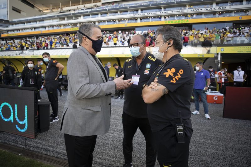 Integrantes da comissão técnica brasileira discutiram com agente da Anvisa no domingo (5) durante jogo entre Brasil e Argentina – Foto: Lucas Figueiredo/CBF