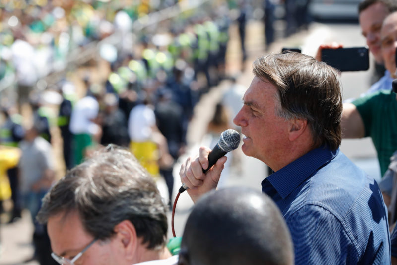 Bolsonaro justifica a apoiadores que falas acima do tom fazem d&oacute;lar disparar – Foto: Alan Santos/PR/ND