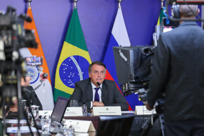 Bolsonaro diz a apoiadores que conversar&aacute; com caminhoneiros para ‘tomar decis&atilde;o’ – Foto: Marcos Corr&ecirc;a/PR/ND