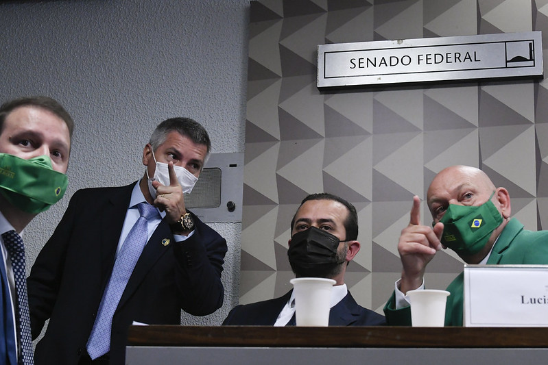 Luciano Hang confabula com os advogados durante a CPI da Covid – Foto: Edilson Rodrigues/Ag&ecirc;ncia Senad/ND
