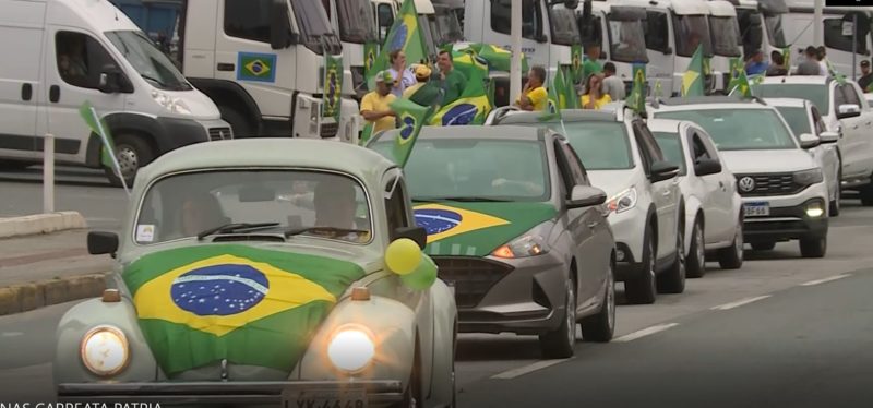 Manifestantes sa&iacute;ram em carreata de Itaja&iacute; para Balne&aacute;rio Cambori&uacute; – Foto: Elias Gotaski/NDTV
