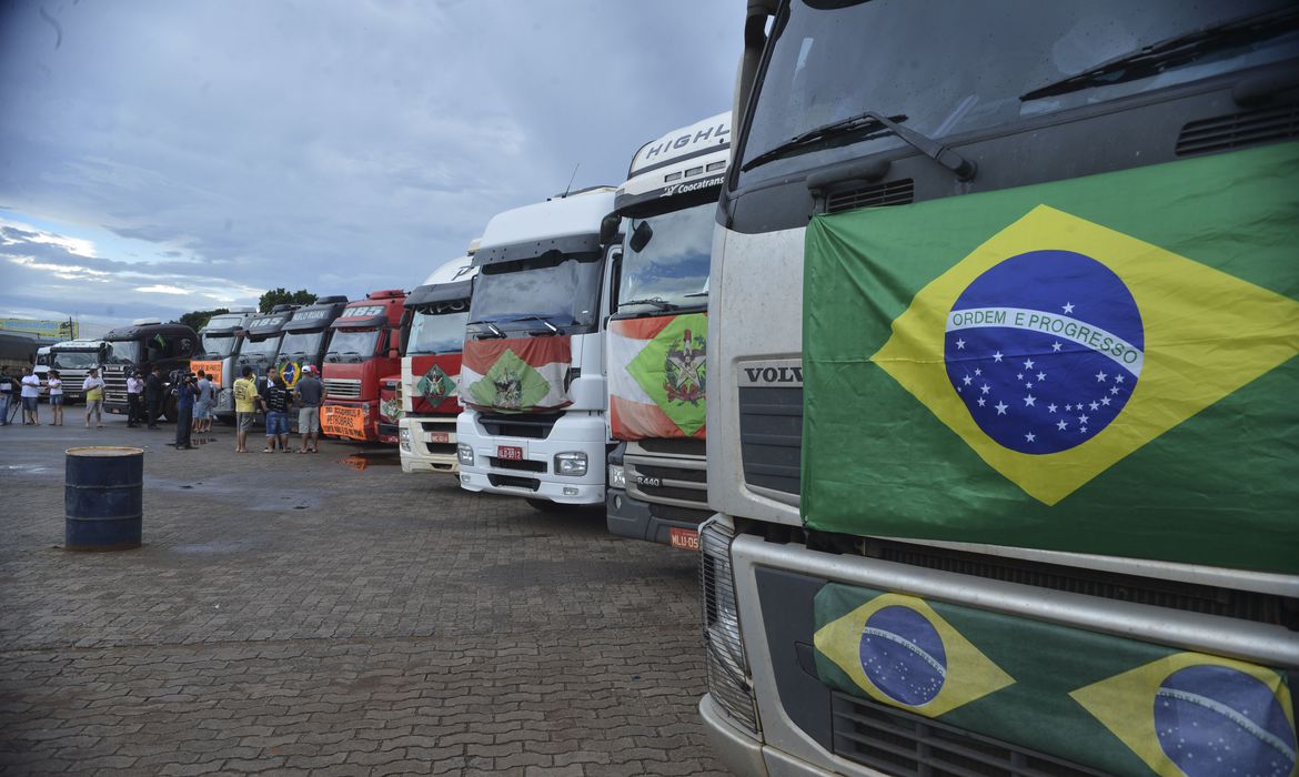 Caminhoneiros de SC avaliam paralisação em meio a greve nacional | ND Mais