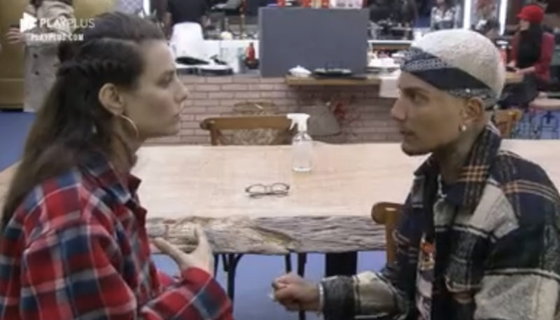 Dayane e Dynho conversam após a roça – Foto: Reprodução Play Plus