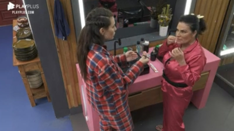 Solange e Dayane conversam sobre fofoca de casais – Foto: Reprodução Play Plus