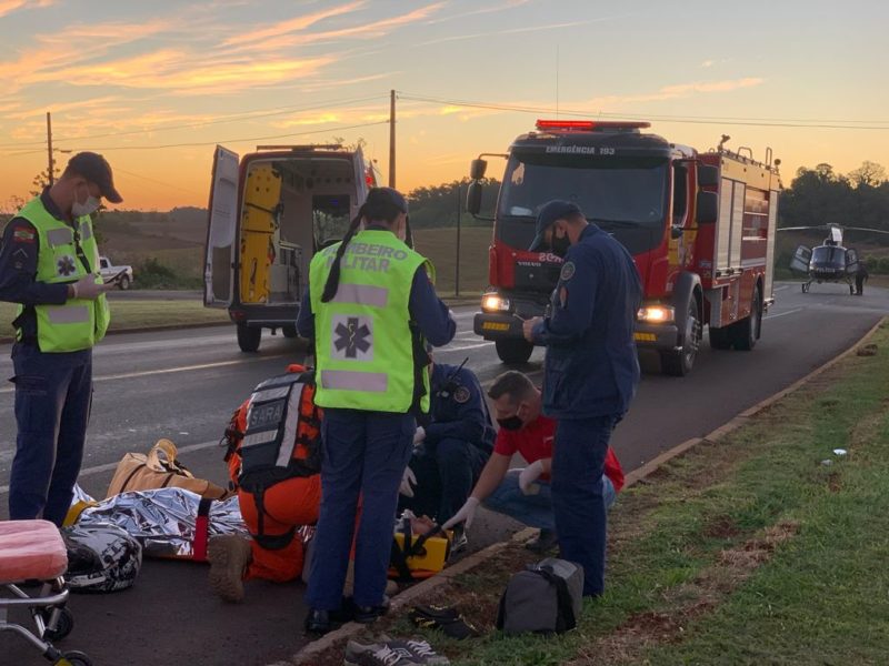 Motociclista foi atendido caído na rodovia e já sem capacete – Foto: Corpo de Bombeiros/ND