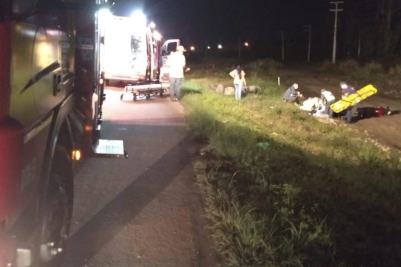 Motociclista ficou gravemente ferido ap&oacute;s bater em retroescavadeira – Foto: CBM/SC