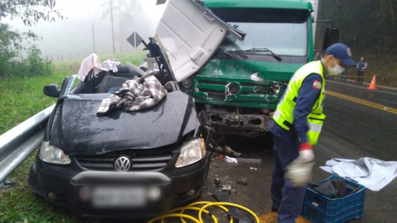O motorista do carro morreu ainda no local – Foto: 9BBM/Divulgação