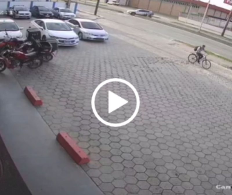 Motorista faz retorno em local proibido e causa grave acidente em Itaja&iacute; – Foto: Reprodu&ccedil;&atilde;o/ND