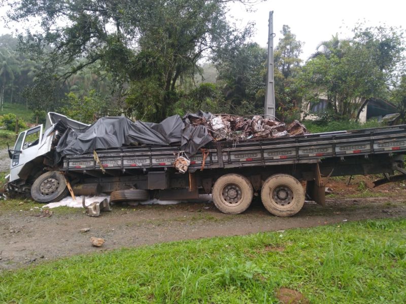 Condutor tentou pular, mas acabou sendo atingido pelas rodas – Foto: PMRv/Divulga&ccedil;&atilde;o