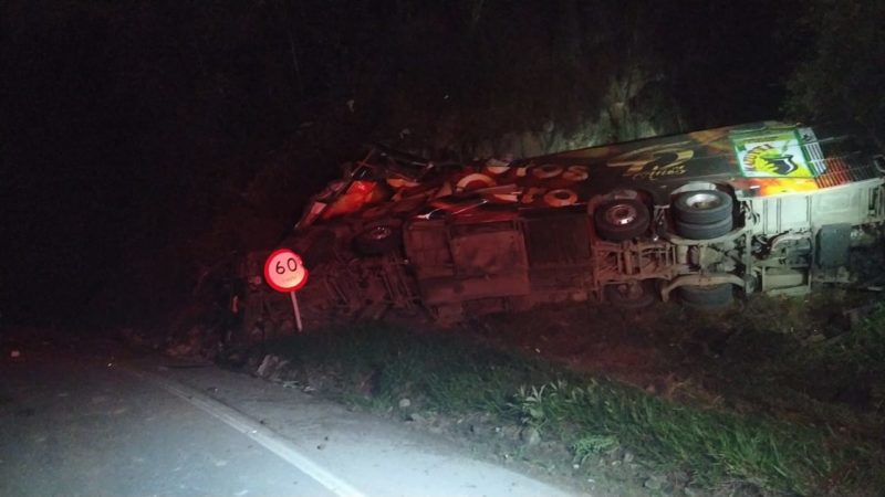 Testemunhas disseram que o ônibus, com placas de Criciúma (SC), teria ficado sem freio. A polícia trabalha no laudo do acidente. – Foto: PRF/ND