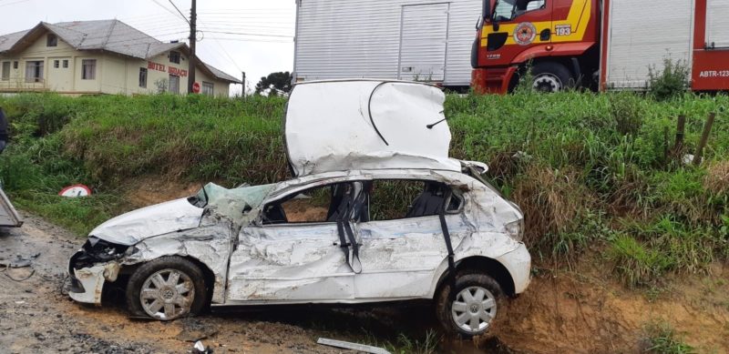 carro ficou complemente destruído