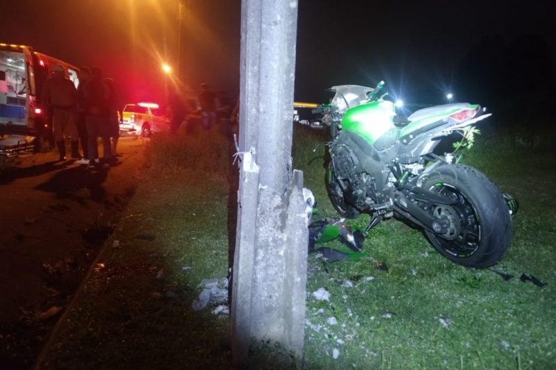 Motocicleta bateu contra poste na SC-418, em S&atilde;o Bento do Sul – Foto: PMRv
