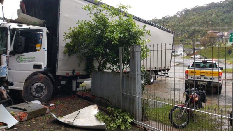 Caminh&atilde;o invade casa na Vila Itoupava, em Blumenau – Foto: Reprodu&ccedil;&atilde;o/Internet