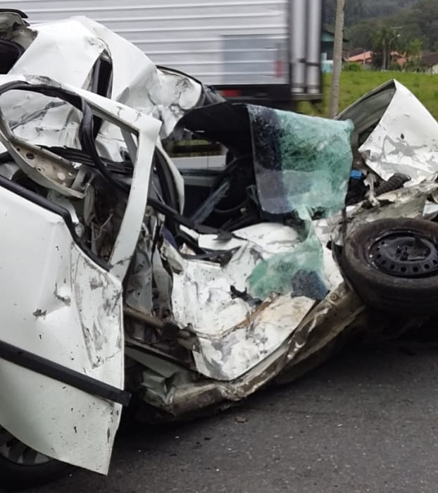 A colis&atilde;o destruiu um dos ve&iacute;culos envolvidos e matou uma pessoa – Foto: Divulga&ccedil;&atilde;o/ND