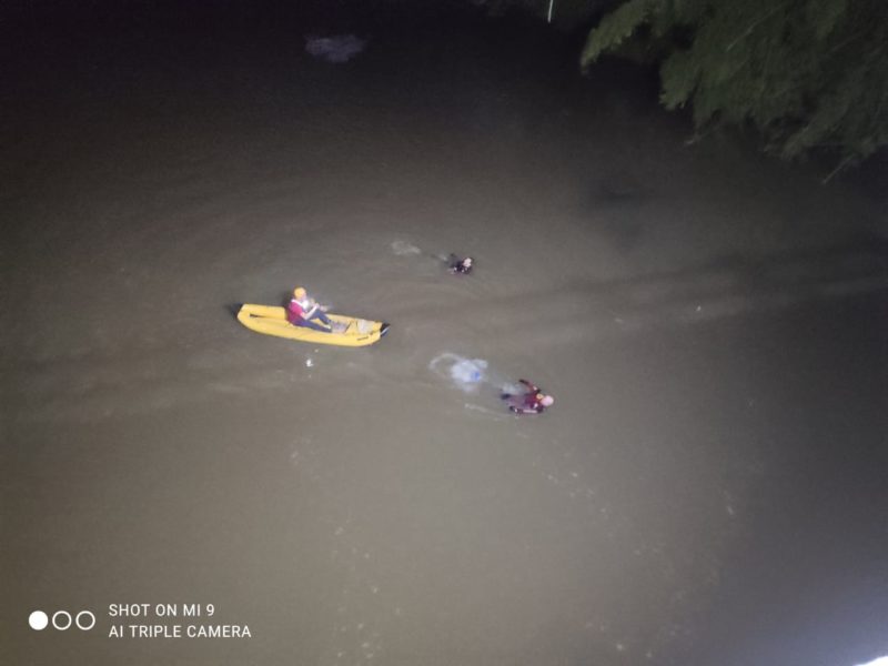 Bombeiros buscam por adolescente que caiu no rio Herc&iacute;lio Luz em Ibirama, no Alto Vale do Itaja&iacute; – Foto: Divulga&ccedil;&atilde;o/Corpo de Bombeiros Volunt&aacute;rios de Ibirama
