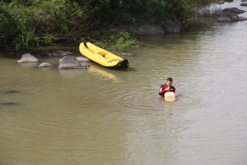 Corpo de adolescente foi encontrado a 4m da superf&iacute;cie do rio Herc&iacute;lio Luz – Foto: Marcelo Zemke/JVN