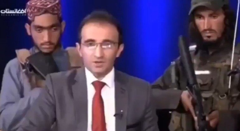 Jornalista afegão apresenta telejornal cercado por homens do Talibã – Foto: Reprodução Internet