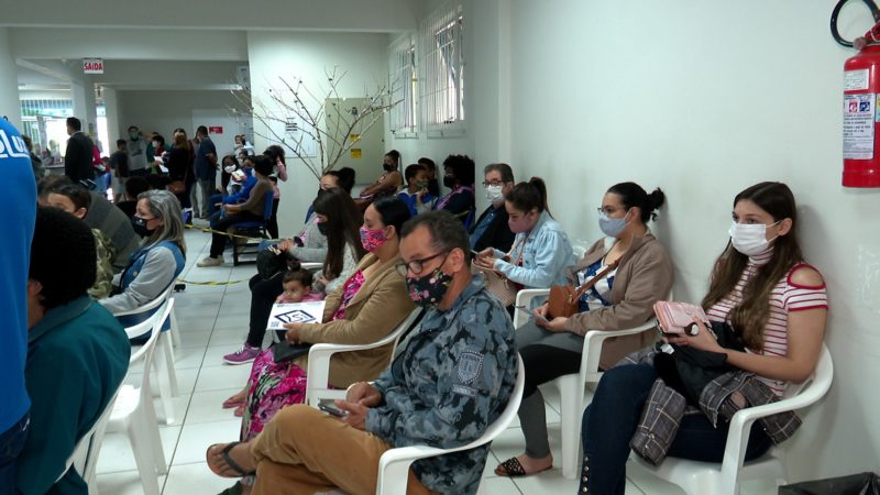 No AG da Escola Agr&iacute;cola todos os pacientes aguardam atendimento no mesmo ambiente e os casos suspeitos de Covid-19 s&atilde;o separados apenas por uma fita – Foto: Vin&iacute;cius Bretzke/NDTV