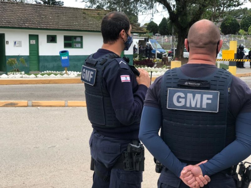 Agentes da Guarda Municipal fazem a escolta dos caminh&otilde;es das empresas contratadas – Foto: Gabriela Milanezi/NDTV