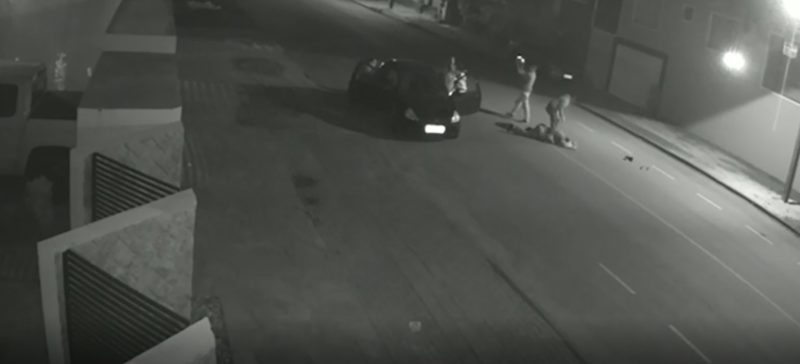 Homem foi agredido por um grupo de pessoas na madrugada de quinta-feira (23) – Foto: Reprodu&ccedil;&atilde;o/ND