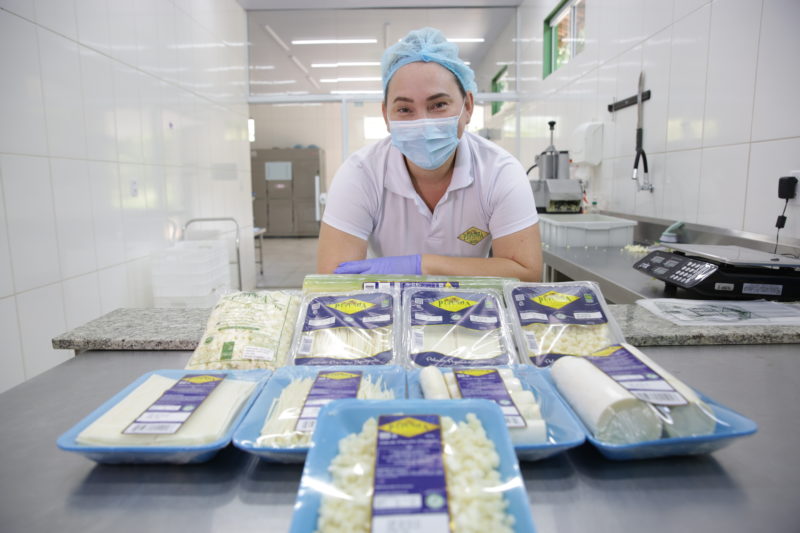 Sandra “revolucionou” a propriedade com novas formas de vender o produto – Foto: Carlos Jr/ND