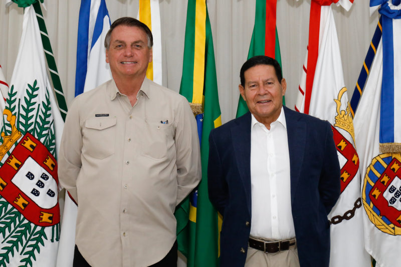 Bolsonaro faz a transmissão da presidência da República ao general Hamilton Mourão neste domingo (19) antes de viagem a Nova York – Foto: Alan Santos/ND