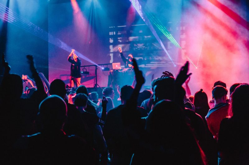 Eventos e shows poderão contar com 60% do público a partir de outubro – Foto: Alexander Popov/Unsplash/ND
