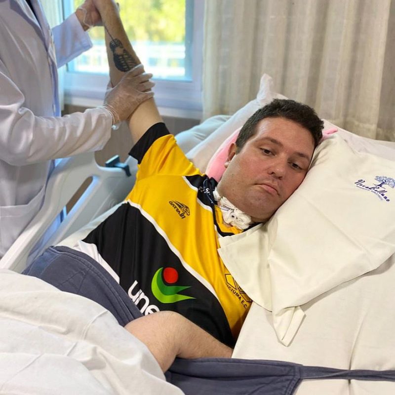 Alexandre Rossa, 32 anos, teve um les&atilde;o cerebral grave durante o tratamento da Covid-19 e segue em tratamento em um cl&iacute;nica de reabilita&ccedil;&atilde;o em Crici&uacute;ma – Foto: Divulga&ccedil;&atilde;o