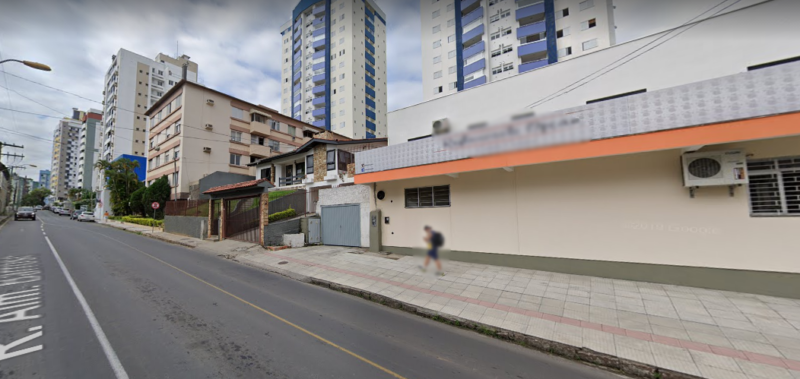 Gr&aacute;vida foi encontrada morta em um edif&iacute;cio na rua Almirante Barroso, no bairro Comerci&aacute;rio em Crici&uacute;ma – Foto: Reprodu&ccedil;&atilde;o/Google Maps