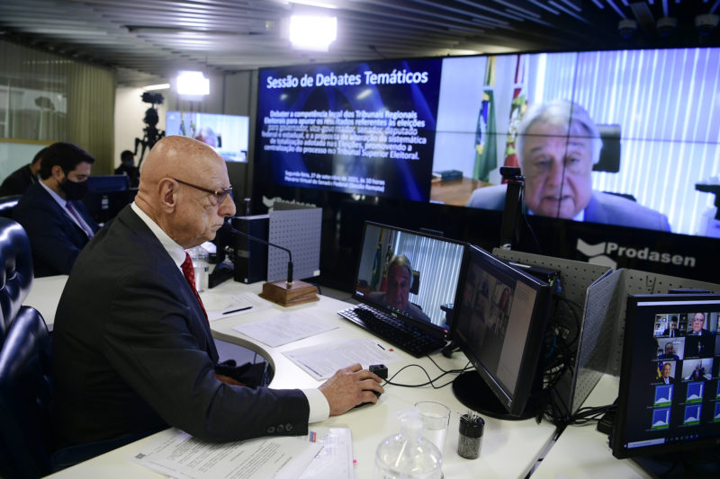 Senador Espiridi&atilde;o Amin (PP) e o presidente do TRE-SC, Fernando Carioni, durante sess&atilde;o – Foto: Pedro Fran&ccedil;a/Ag&ecirc;ncia Senado/ND