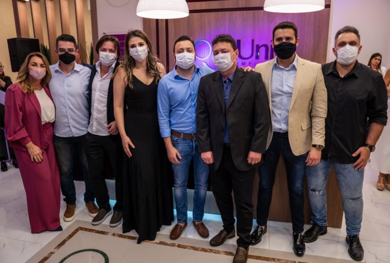 Da esq. para a dir.: Andréa Murara Chedid Rebello e Fabiano Afonso Rebello, José Resende Neto, Letícia Westphal Bessen, Luiz Gustavo de Oliveira Tonin, Paulo Tonin, Henrique de Oliveira Tonin e Alexandre Mansur Neto, os anfitriões da Oral Unic Biguaçu – Foto: Divulgação/ND