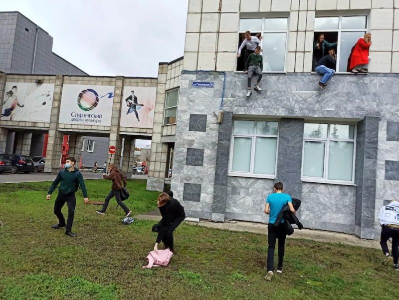 Alunos saltam de janelas durante um relato de tiroteio na Perm State University em Perm, R&uacute;ssia – Foto: Alexey Romanov / Sputnik / AP
