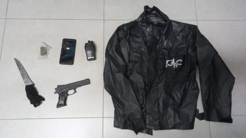 Objetos e armas utilizadas nos roubos aos com&eacute;rcios foram apreendidas em um dos apartamentos durante opera&ccedil;&atilde;o policial em Ararangu&aacute; – Foto: Divulga&ccedil;&atilde;o/Pol&iacute;cia Civil/ND