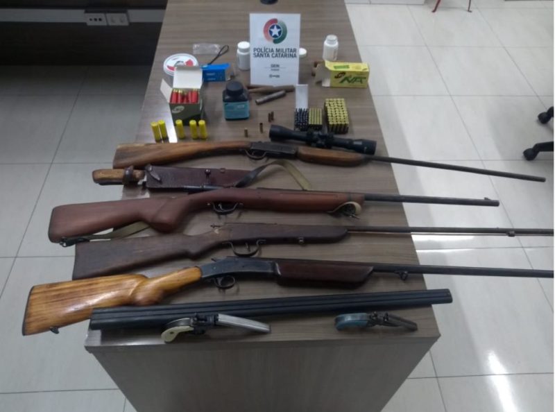 Armamento e munição apreendidos foram levados para a delegacia de polícia – Foto: Divulgação/PMSC/ND