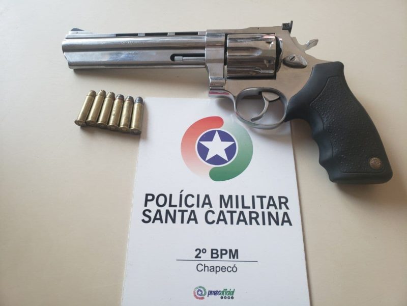 Arma de fogo foi levada &agrave; delegacia de PC (Pol&iacute;cia Civil) – Foto: PM/ND