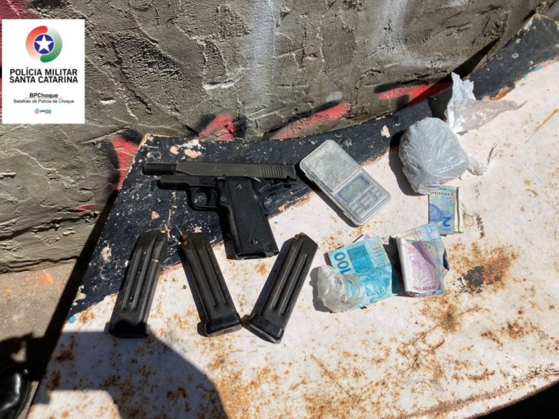 Armas, dinheiro e drogas foram apreendidos durante operação da PM no Morro do Mocotó – Foto: PM/Divulgação/ND