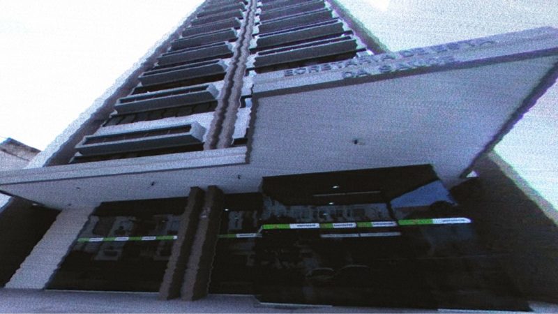 Arte sobre foto da fachada do pr&eacute;dio da Secretaria de Estado da Sa&uacute;de, na rua Esteves J&uacute;nior, em Florian&oacute;polis – Foto: Google/Reprodu&ccedil;&atilde;o/ND