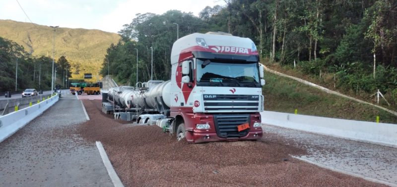 Carreta bitrem, carregada com 48 toneladas de &aacute;cido sulf&uacute;rico – Foto: Arteris/divulga&ccedil;&atilde;o