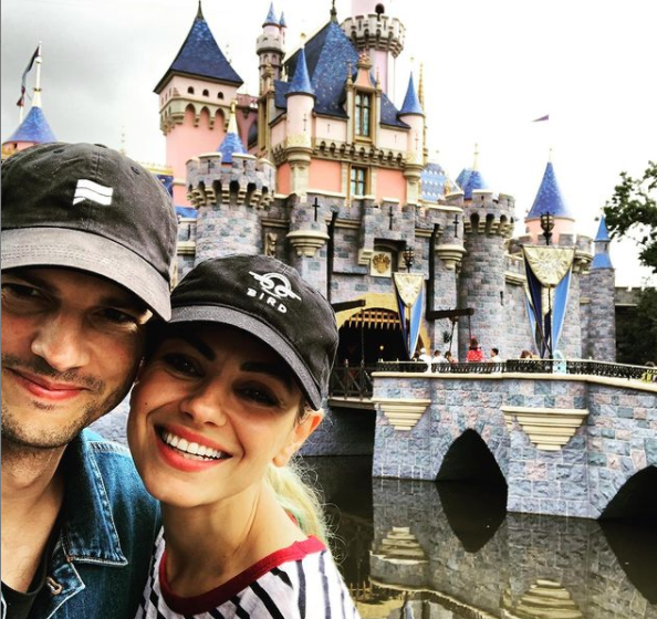 Casal formado no seriado estadunidense “That ’70s show” polemizou a internet ao falarem sobre a frequ&ecirc;ncia com que tomam banho – Foto: Internet/Reprodu&ccedil;&atilde;o/ND