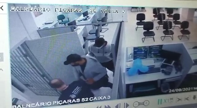 Assaltantes invadiram ag&ecirc;ncia de cooperativa de cr&eacute;dito em Pi&ccedil;arras – Foto: Reprodu&ccedil;&atilde;o/ND
