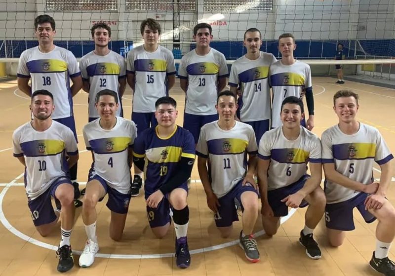Equipe de v&ocirc;lei do Curitibanos foi para Lages disputar quadrangular. Na foto, Mateus dos Santos &eacute; o terceiro da primeira fileira (agachada), da direita para a esquerda – Foto: Reprodu&ccedil;&atilde;o/Redes Sociais/ND