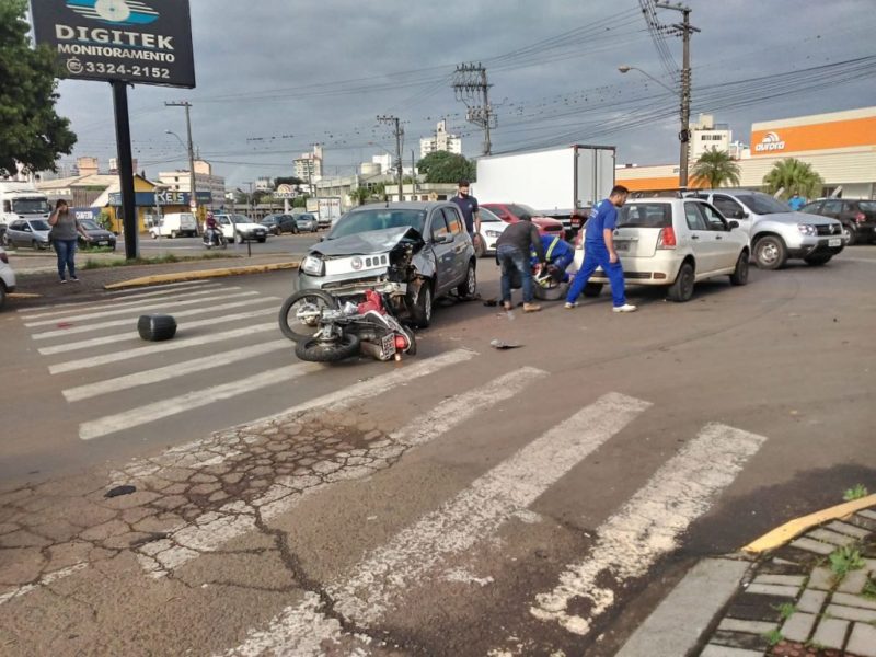 Piloto voa após carro cortar preferencial de moto em SC – Foto: Reprodução/ClicRDC/ND