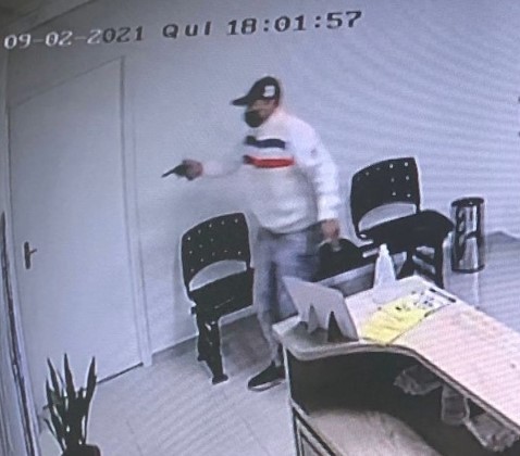 homem entra com arma na imobiliária 