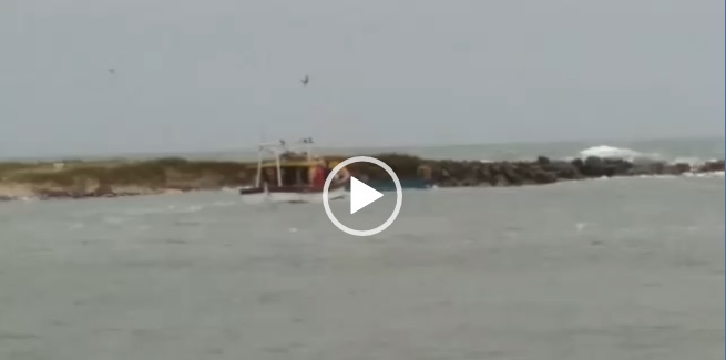 barco naufragou no início da tarde desta terca feira em balneário barra do sul