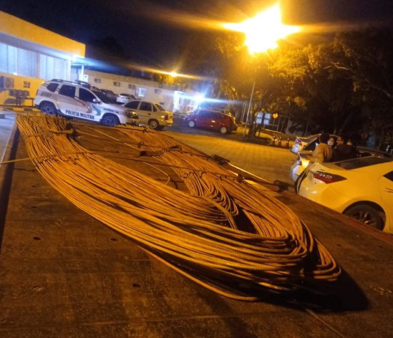 A Polícia Militar de Criciúma recupero 215 barras de ferros avaliadas em R$ 20 mil que haviam sido furtadas de obras nesta sexta-feira (17) – Foto: Divulgação/PM