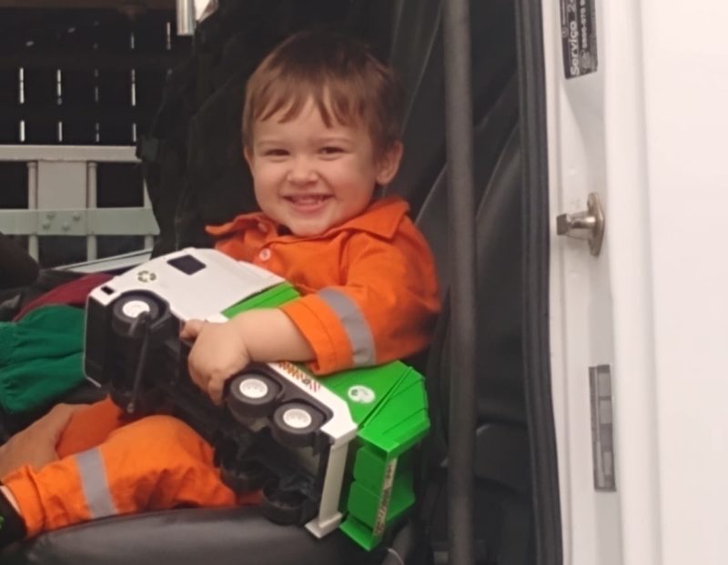 Henrique, todo feliz dando uma voltinha no caminh&atilde;o da coleta – Foto: Arquivo pessoal/ND