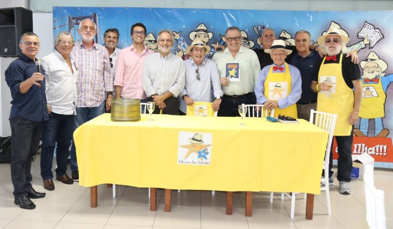 Beto Laus (centro) e confrades na &uacute;ltima edi&ccedil;&atilde;o do Almo&ccedil;o das Estrelas, em 2019, no Lira T&ecirc;nis Clube – Foto: Fatima Damaceno/Divulga&ccedil;&atilde;o/ND